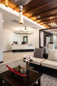 清迈De Chai Colonial Hotel & Spa - SHA Plus的客厅配有沙发和桌子