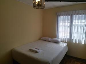 拉巴斯Hotel RustiCall的卧室配有白色的床和窗户