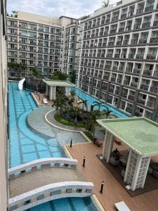 乔木提恩海滩Dusit grand park 2 全新公寓 景观阳台 水景泳池的享有带游泳池的大型公寓大楼的顶部景致