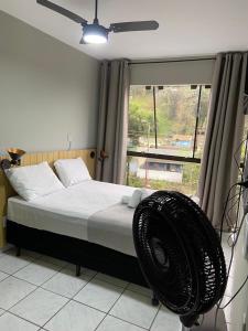 南圣弗朗西斯科Pousada VSC的卧室配有一张带风扇的床,毗邻窗户