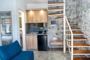 斯塔夫罗斯THALASSIA LUXURY APARTMENTS的一间带螺旋楼梯的客厅和一间厨房