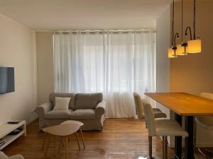 博尔莱奥尔盖Appartement en coeur de ville 2 personnes的客厅配有沙发和桌子