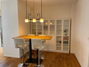 博尔莱奥尔盖Appartement en coeur de ville 2 personnes的厨房配有木桌和白色橱柜。