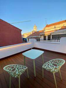 巴利亚多利德AIRVA: Apartamentos Bajada de la Libertad的阳台配有一张桌子和两把椅子