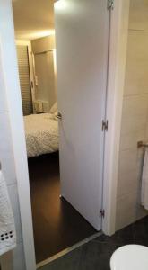 马德里Ático,loft ,duplex的浴室设有通往卧室的门。