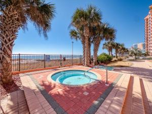 奥兰治比奇Seachase 803W by Vacation Homes Collection的一座棕榈树和海滩的小游泳池