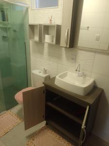 Balneário GaivotasCasa de Praia的一间带水槽和玻璃淋浴的浴室