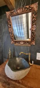 埃布斯ALMRAUSCH的一间带石制水槽和镜子的浴室