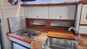 蓬塔德尔加达Sea & Tasty - Boat House的小厨房配有炉灶和水槽