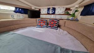蓬塔德尔加达Sea & Tasty - Boat House的一张带两个枕头的床铺