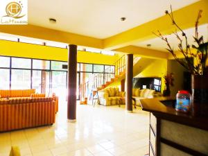 拉塞瓦哈马卡斯酒店的大厅,设有黄色的墙壁和沙发,位于大楼内