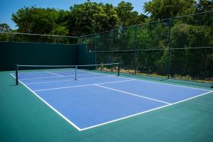 普拉亚卡门Platinum Yucatan Princess Adults Only - All Inclusive的网球场,上面有网