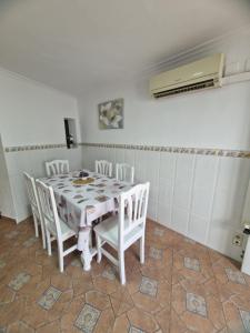 阿尔博拉亚Casa Alboraya Valencia的白色的用餐室配有桌椅