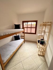 帕萨夸特鲁Hostel Passa4的客房设有两张双层床和一扇窗户。