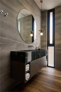 乔治市Georgetown Luxury Heritage House 4BR 10Pax的一间带水槽和镜子的浴室