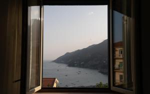 维耶特里Mareterè的享有水体景致的窗户
