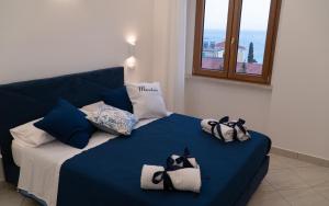 维耶特里Mareterè的蓝色的床,上面有毛巾
