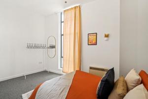伦敦Luxury London Canary Wharf 2 bed apt的一间卧室设有一张床和一个窗口