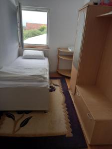 布尔奇科Arthur 3的一间小卧室,配有床和窗户