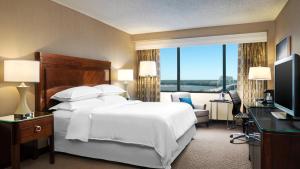 孟菲斯Sheraton Memphis Downtown Hotel的酒店客房设有一张床和一个大窗户