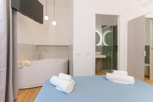 卡利亚里Aqua Comfort Rooms - Eja Sardinia的白色的浴室设有浴缸和水槽。