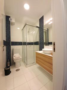 波尔图Sonetos - Guest House的带淋浴、卫生间和盥洗盆的浴室
