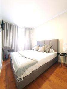 波尔图Sonetos - Guest House的一间卧室配有一张带白色床单的大床