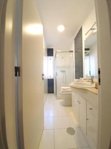 波尔图Sonetos - Guest House的带淋浴、卫生间和盥洗盆的浴室