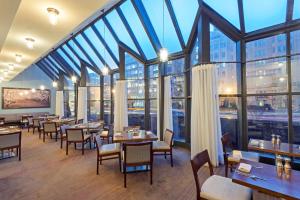 华盛顿首都希尔顿酒店的餐厅设有桌椅和大窗户。