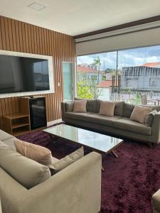马瑙斯River X House的带沙发和玻璃桌的客厅