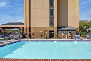 加斯托尼亚夏洛特-加斯托尼亚汉普顿酒店的酒店前方的大型游泳池
