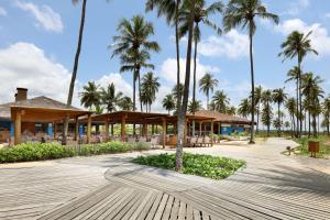 因巴塞The Signature Level at Grand Palladium Imbassaí Resort & Spa的棕榈树海滩上的度假村
