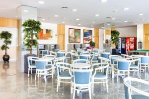 罗列特海岸康达多公寓的一间设有蓝色椅子和台球桌的餐厅