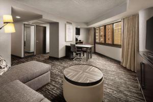 阿林顿Embassy Suites by Hilton Crystal City National Airport的客厅配有沙发和桌子