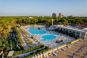 利尼亚诺萨比亚多罗Riviera Resort Hotel的享有度假村的空中景致,设有2个游泳池和遮阳伞