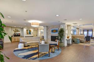 温莎洛克斯Homewood Suites by Hilton Windsor Locks Hartford的大堂配有沙发和壁炉