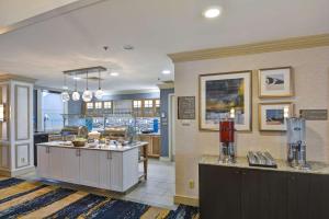 温莎洛克斯Homewood Suites by Hilton Windsor Locks Hartford的大房间设有带柜台的厨房