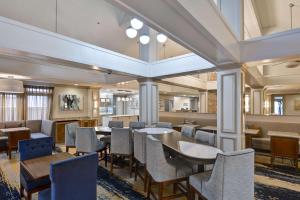 温莎洛克斯Homewood Suites by Hilton Windsor Locks Hartford的大楼内带桌椅的餐厅