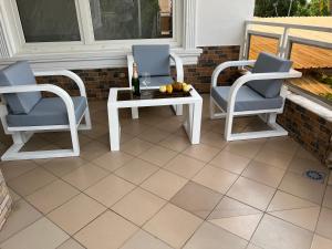洛美Appartement Altona的庭院里设有两把椅子和一张桌子