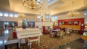 莱斯特希尔顿莱斯特酒店的大堂设有三角钢琴和桌椅