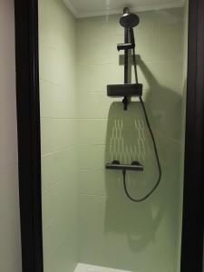 德哈恩Felix De Haan的浴室内配有淋浴和头顶淋浴