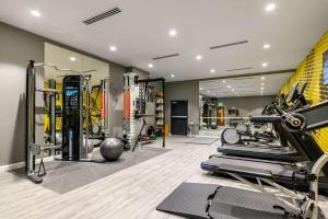 海维康Hampton by Hilton High Wycombe的一间健身房,里面配有跑步机和机器