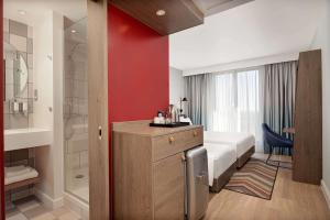 海维康Hampton by Hilton High Wycombe的一间酒店客房 - 带一张床和一间浴室