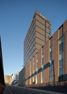 利兹Hampton By Hilton Leeds City Centre的建筑的侧面有标志