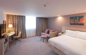 利兹Hampton By Hilton Leeds City Centre的配有一张床和一张书桌的酒店客房