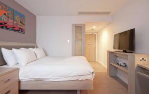 利兹Hampton By Hilton Leeds City Centre的一间卧室配有一张床和一台平面电视
