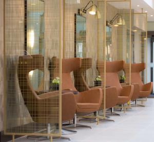 希灵登希尔顿逸林酒店希思罗机场店的镜子间的一排椅子
