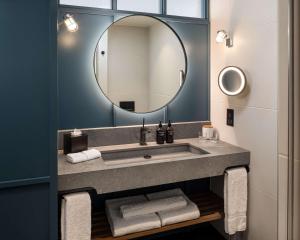 伦敦The Gantry London, Curio Collection By Hilton的一间带水槽和镜子的浴室