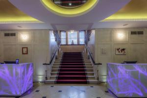 伦敦格林威治酒店的紫色照明的建筑中的楼梯