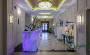 伦敦格林威治酒店的建筑中带紫色照明的走廊